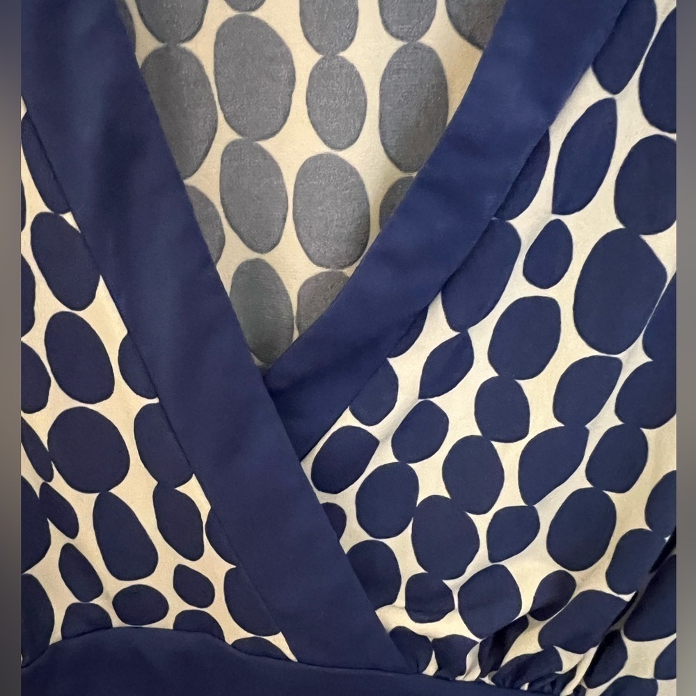 MOTHERHOOD MATERNITY V NECK DRESS. SIZE SMALL PURPLE AND WHITE POLKA DOTS. - Picture 4 of 8